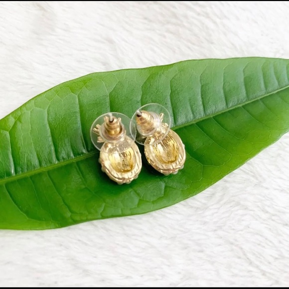 🌵 Pearl & Gold Pineapple Earrings - Picture 5 of 6